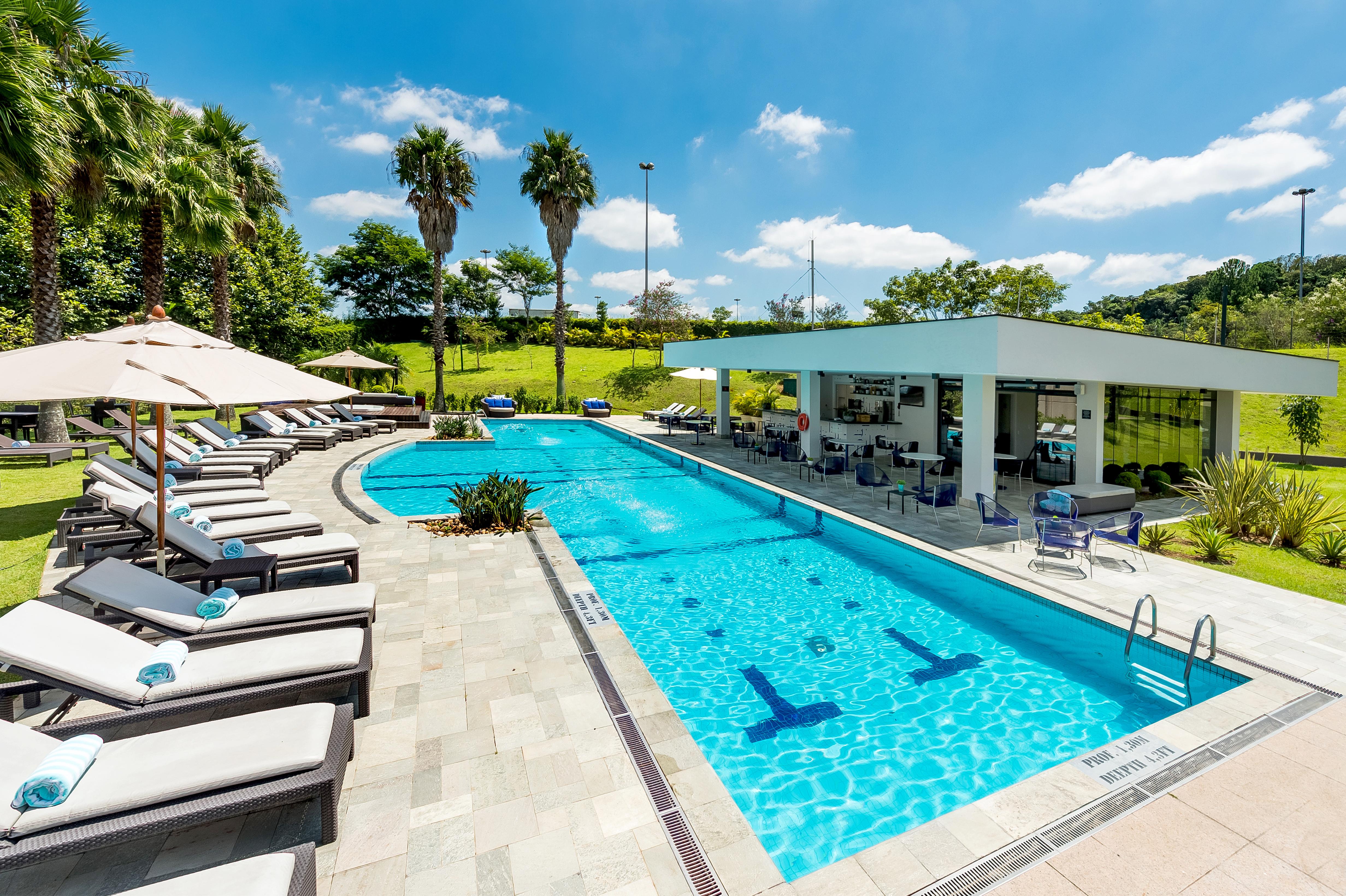 풀만 상파울로 구아룰류스 에어포트 호텔 과룰류스 외부 사진 The swimming pool at the hotel