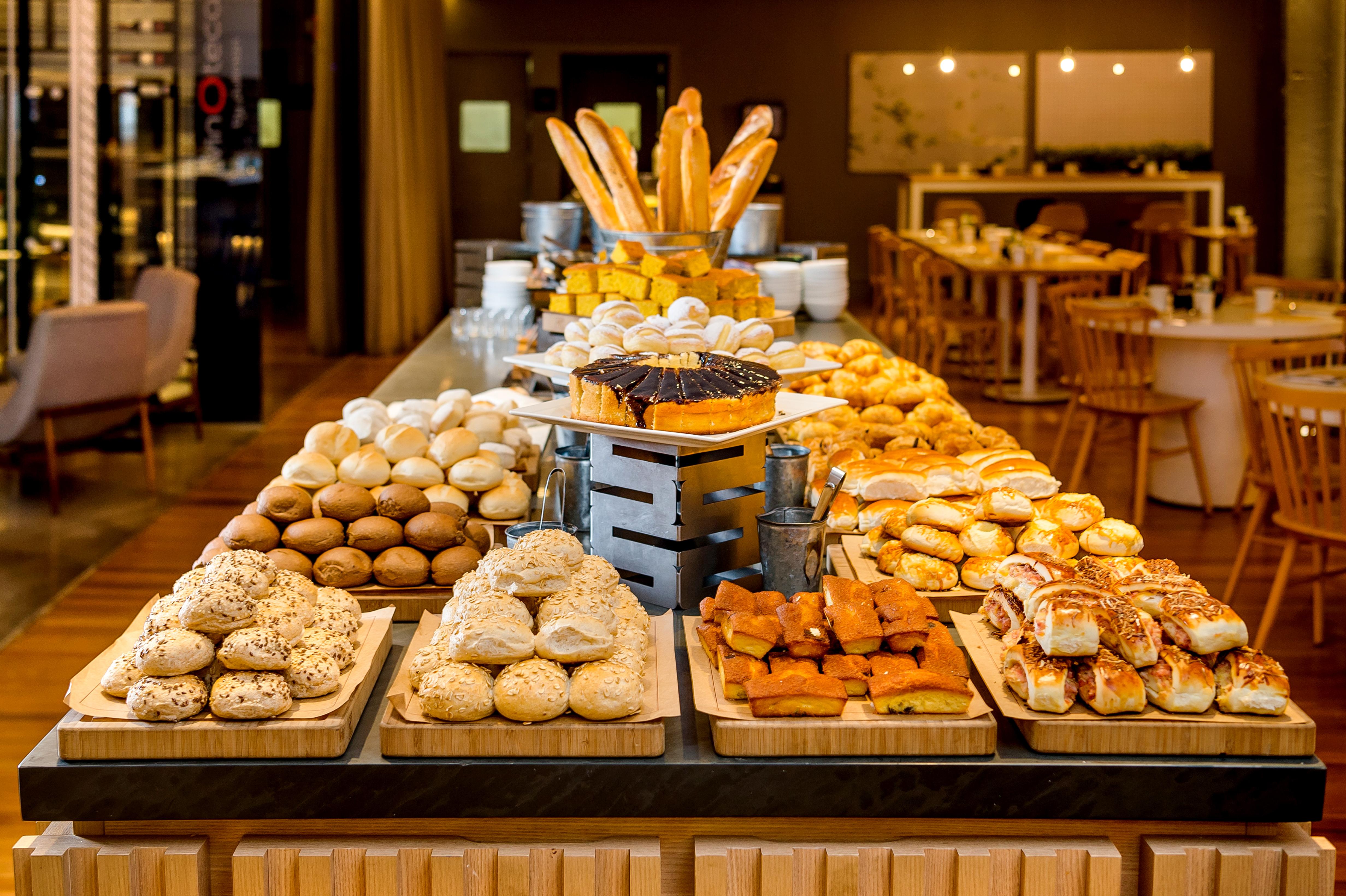 풀만 상파울로 구아룰류스 에어포트 호텔 과룰류스 외부 사진 A bread buffet at a hotel